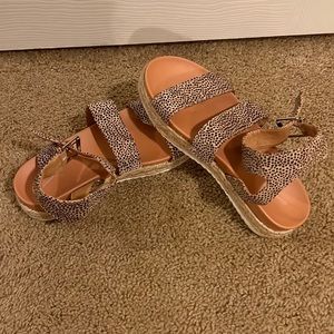 Super cute platform sandals; Size 9